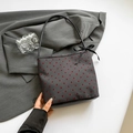 Borsa a secchiello in tessuto grigio scuro con cuori rossi e fiocco nero, borsa a spalla - Stile Cuore