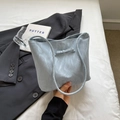 Sac cabas plissé bleu clair avec nœud élégant pour femme dans un décor professionnel - Bleu