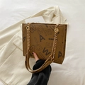 Bolso de hombro de cuero PU marrón con estampado de letras y detalles de cadena dorada - Marrón