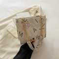 Bolso de hombro blanco crema con letras de leopardo y detalles de cadena dorada - Blanco