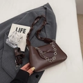 Bolso bandolera de cuero sintético marrón oscuro con lazo y cadena de flores - Café