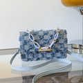 Sac bandoulière en denim bleu à carreaux avec franges et chaîne violette - Bleu