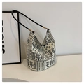 Bolso de hombro blanco con estampados florales negros y herrajes metálicos dorados - Talla única / Blanco Roto