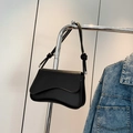 Bolso de hombro chic en cuero negro con base ondulada y correa con nudos elegante - Negro