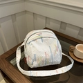 Sac à bandoulière matelassé blanc avec broderie ondulée colorée et large sangle tendance - Blanc