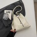 Bolso cubo beige elegante con hebilla de mariposa plateada y cordón en traje gris - Blanco Roto