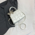 Sac à main carré blanc matelassé avec foulard en soie et bandoulière réglable - Blanc