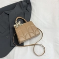 Sac à bandoulière en cuir PU kaki avec foulard en soie sur un costume gris et fond blanc - Kaki