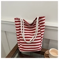 Detalle de bolso tote de lona a rayas rojas y blancas en mesa con taza de café - Rayas rojas y blancas / Rojo