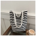 Detalle de cerca de un gran bolso tote de lona a rayas con asas de cuerda de algodón - Rayas Blancas y Negras / Negro