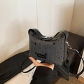 Sac bandoulière en tissu gris à motif étoiles, anses en cuir noir et logo rich rabbit - Étoile