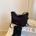 Mini sac polochon noir chic avec motif coeur rouge et boucle métallique argentée - Cœur Rouge Noir