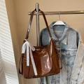 Bolso tote de cuero marrón con el número diez grabado y un lazo de encaje blanco - Marrón