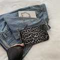 Sac à bandoulière chic à motif léopard avec chaîne argentée et clous métalliques - Noir