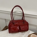 Borsa a mano rosso scuro lucida in vernice con doppie tasche frontali e manici lunghi - Rosso