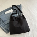 Bolso tipo cubo negro con cordón, bolsillos delanteros y correa ancha ajustable - Negro