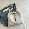 Bolso saco blanco minimalista con cordón ajustable y prácticos bolsillos - Blanco Roto