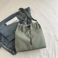 Bolso tipo cubo ajustable en verde oliva con cordón y prácticos bolsillos frontales - Verde