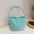 Sac à main minimaliste en nylon bleu clair avec broderie blanche pour un look décontracté - Bleu lac