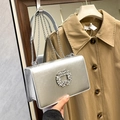 Silberne Umhängetasche mit Metallic-Struktur und Schnalle aus Kristallsteinen - Silber