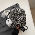 Mini zaino con stampa leopardata bianca e nera con ciondolo panda e spalline in PU - Con Ciondolo / Nero