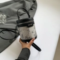 Bestickte Beuteltasche mit schwarzen Lederdetails und verstellbarem Umhängeriemen - Schwarz & Weiß