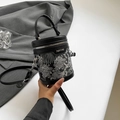 Trendige schwarze Beuteltasche mit weißer Stickerei und verstellbarem Leder-Schultergurt - Schwarz und Grau