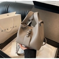 Détail du sac seau en cuir grainé taupe avec boucle métallique et poignée en cuir - Gris