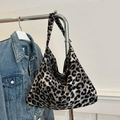 Grand sac cabas à imprimé léopard en maille avec un design hobo élégant et chic - Imprimé Léopard Noir