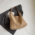 Borsa hobo minimalista color kaki in camoscio con finitura opaca e tracolla larga - Cachi
