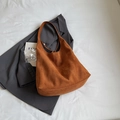 Borsa tote in camoscio opaco marrone caramello con design Hobo e grande capacità - Marrone