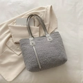 Sac fourre-tout gris en laine d'agneau avec texture pelucheuse et bandoulières en cuir - Gris