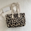 Bolso tote de piel sintética con estampado de leopardo y correas crema sobre blazer beige - Blanco