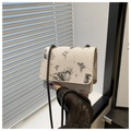 Gros plan sur le sac blanc à imprimé papillon avec bandoulière en chaîne métallique - Style Noir Petit (8613-HJ)