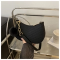 Bolso de hombro de fieltro acolchado negro con cadena dorada y pompón suave - Negro