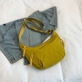 Bolso bandolera de media luna amarillo oliva en nailon con detalle de cremallera tejida - Amarillo