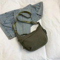 Bolso bandolera de media luna verde oliva en nylon con correa ancha y tirador tejido - Verde