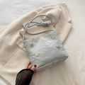 Sac bandoulière plissé bleu clair avec breloques papillon en métal symétriques - Argent