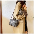 Sac bandoulière imprimé léopard avec petite pochette ronde porté sur un trench - Léopard Noir et Blanc