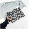 Elegante bolso de mano con estampado de leopardo gris, correa de muñeca y cremallera - Talla única / Negro