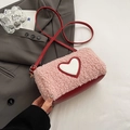 Borsa a tracolla rosa in peluche con motivo a cuore, finiture in pelle rossa e fibbie oro - Rosa