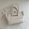 Borsa tote crema minimalista in pelle con un design unico con patta geometrica - Bianco