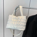 Sac fourre-tout matelassé blanc avec finition satinée et bandoulière amovible - Blanc
