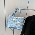 Sac fourre-tout matelassé bleu clair avec finition métallisée et bandoulière amovible - Bleu