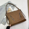 Sac fourre-tout vintage en cuir marron foncé avec double fermeture éclair sur fond décontracté - Marron