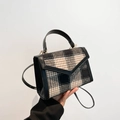 Retro geruite handtas met zwarte lederen bies en een V-vormige flapsluiting - Zwart