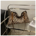 Detalle de bolso de leopardo con cadena de resina ámbar y correa de piel de alta calidad - Marrón