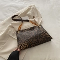 Bolso de hombro con estampado de leopardo, cuero marrón y correa de cadena de resina - Marrón