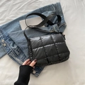Borsa a tracolla trapuntata nera con cinturino in nylon e dettagli in oro - Nero