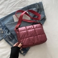 Borsa a tracolla trapuntata bordeaux con finitura metallica e cinturino in nylon - Rosso